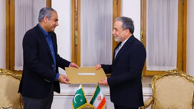 عێراقچی ئەو نامەیەی لە وەزیری ناوخۆی پاکستان وەرگرت کە بۆ رێبەری وڵاتەکەی هێناویەتی