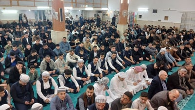 أهالي آلتون كوبري يؤدون صلاة العيد بالأزياء التركمانية التقليدية (فيديو+صور)