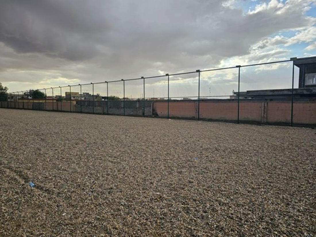 ملعب هيت النظامي يكمل عاماً من التلكؤ بسبب “الثيل”.. بانتظار قرار الألمان (صور)