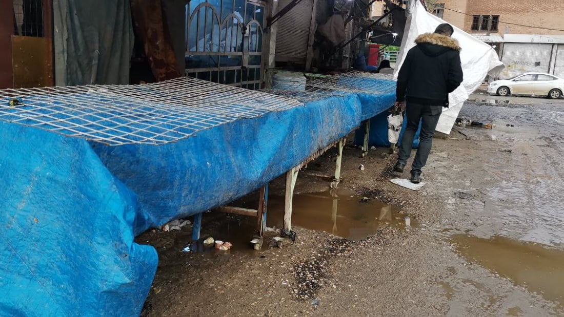 صور: الأمطار أغلقت سوق الديوانية الكبير.. الباعة قضوا يومهم حول عربات “اللبلبي”