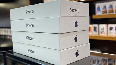 iPhone 15 في أسواق كردستان.. يباع بين 1300 حتى 2300 دولار عند الوكيل الرسمي