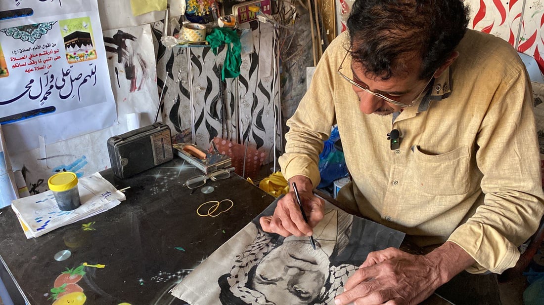 من داخل ورشة حسين صبري في الناصرية: يرمم صور الراحلين ويرسم للفيزياء والكيمياء