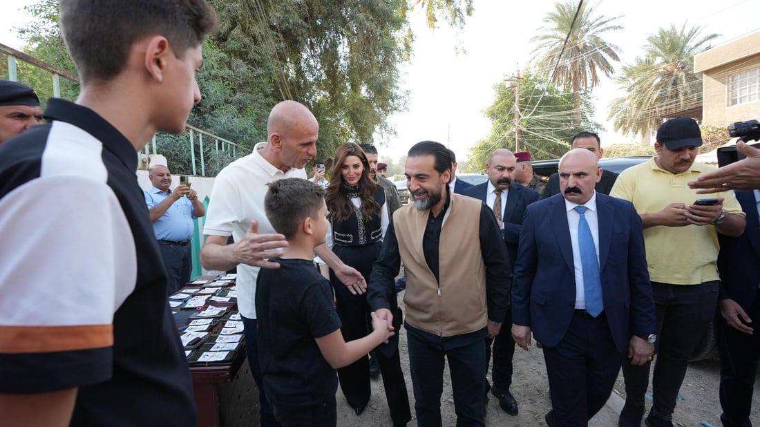 صور: الحلبوسي يصطحب زوجته إلى مركز الاقتراع للمشاركة بالانتخابات