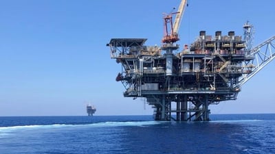 توضيح من النفط عن المنصة العائمة لاستيراد الغاز المسال: سنمضي بالمشروع