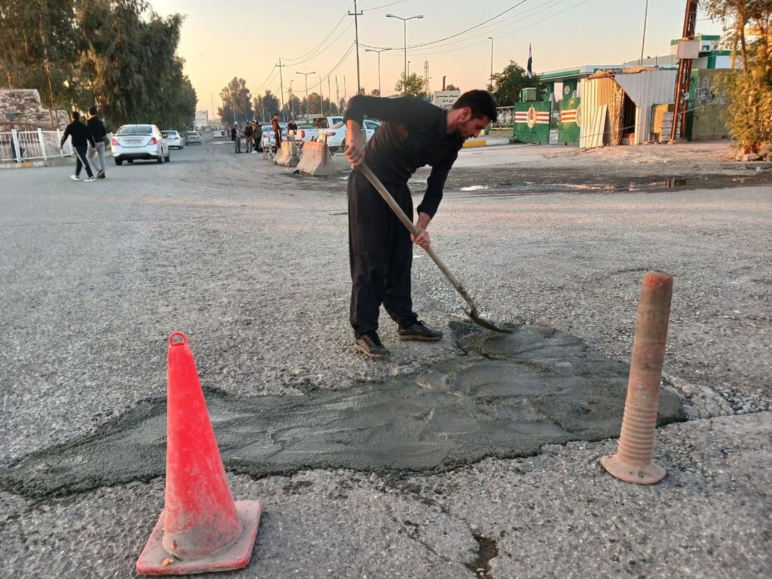 صور: متطوعون يقومون بدور البلدية الغائبة ويصلحون شارعاً مهماً في آلتون كوبري!