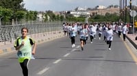 فيديو: فتيات الموصل يتسابقن في ماراثون ممتع على أنغام 