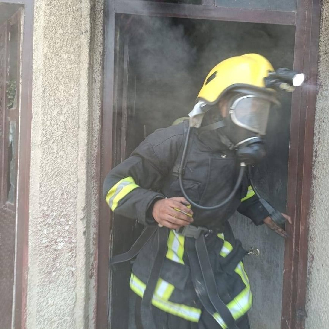 صور: طفل يفارق الحياة بين يدي الدفاع المدني بعد اندلاع حريق في منزل العائلة