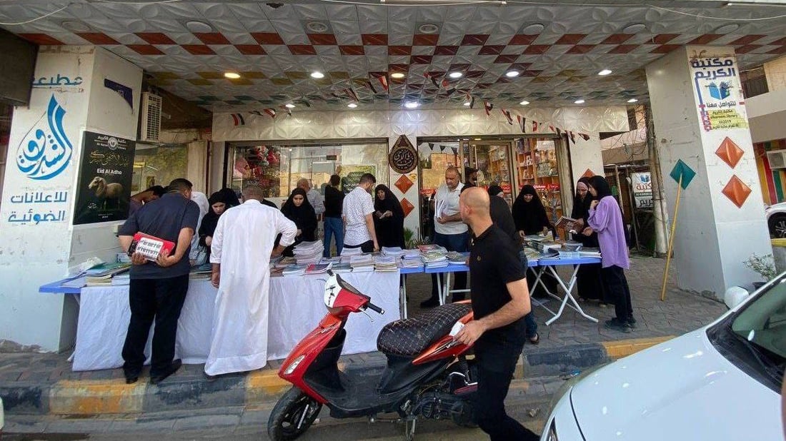 الكمية نفدت خلال ساعتين.. الملازم مجاناًَ لطلبة السادس في الكوت (صور)