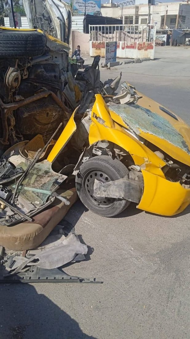 العمود شطر التكسي ولم يتزحزح.. مصرع سائق وإصابة 3 ركاب بحادث الناصرية