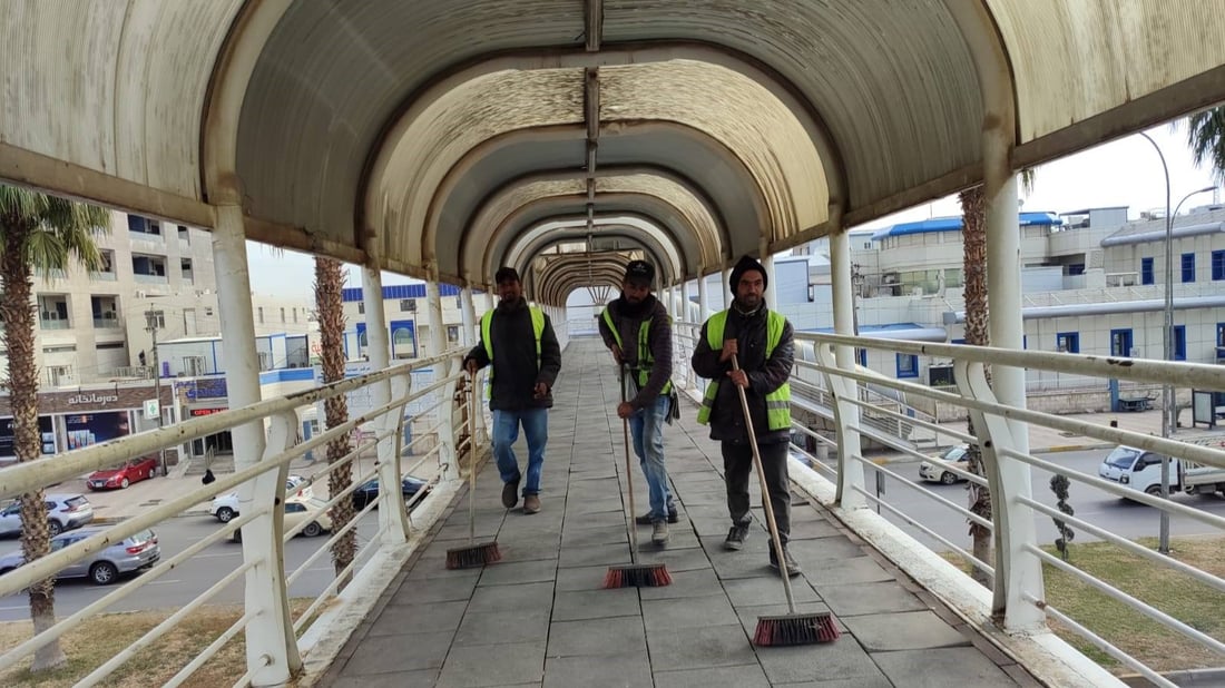 ژینگەپارێزی هەولێر سەر و ژێری پردەکانی پاک کردەوە