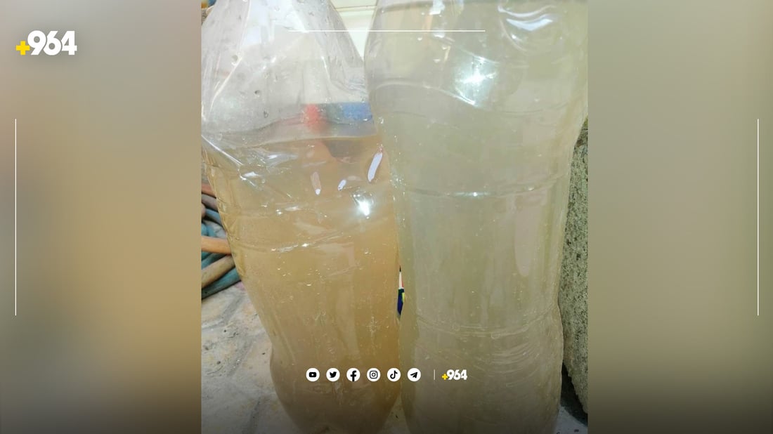 رەنگی ئاوی خواردنەوە لە گەڕەکێکی ئاکرێ قاوەیی بووە