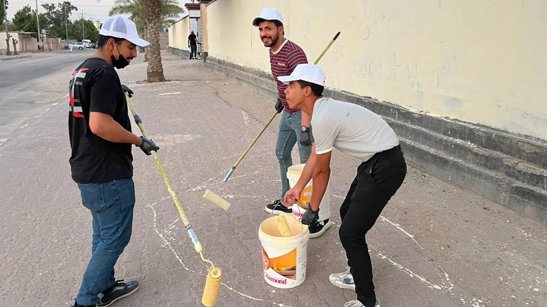 متطوعون عملوا بلا كلل واختاروا ألواناً جذابة.. مدارس الزبير أجمل الآن (صور)