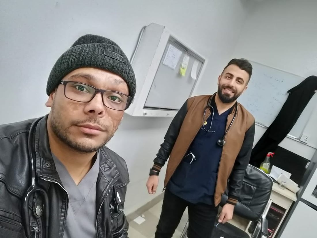 الطبيب عبدالعزيز فتح عينيه على الحياة بحريق التهم وجهه.. فأصبح إنساناً أكثر (صور)