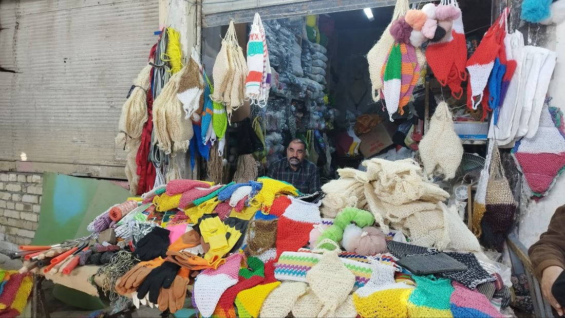 كبار السن في الحلة يدققون أثناء شراء “الليفة”.. سوتلي أم “ناعم بصراوي”؟ (صور)