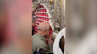 فيديو: قاليباف عند ضريح الإمام علي في النجف