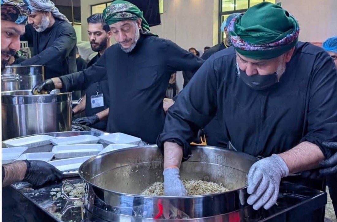 الصدر يتفحص القدور في مضيف الحنانة
