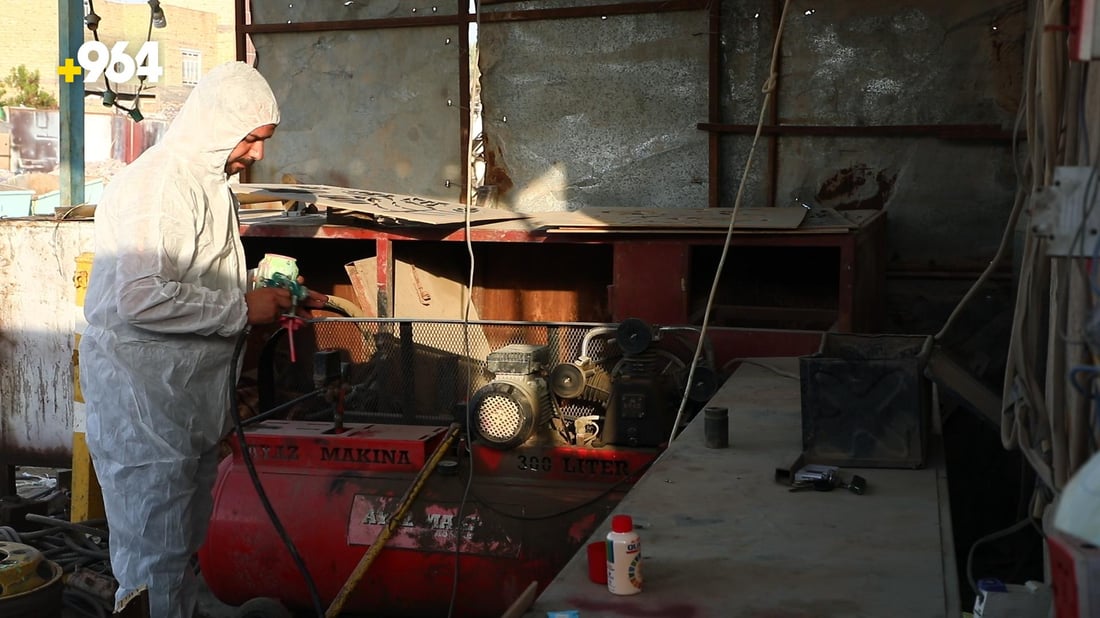 جديدة وملونة.. موظف في بلدية الناصرية يعيد الحاويات التالفة إلى الخدمة (صور)