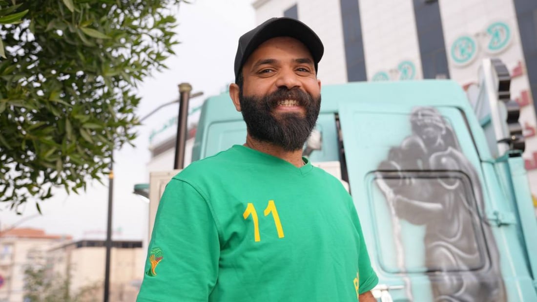 صور: بصراوي يعشق بغداد.. غيّر اسمه من أجلها وافتتح هذا الكشك المتنقل الرائع!