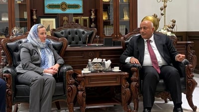 صور: مستشارة السفارة الأميركية في كربلاء وسعيدة بـ “لوك الحجاب”