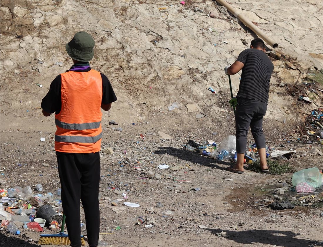 صور: أهل الكريعات غسلوا الجسر وشاطئ النهر بمساعدة البلدية