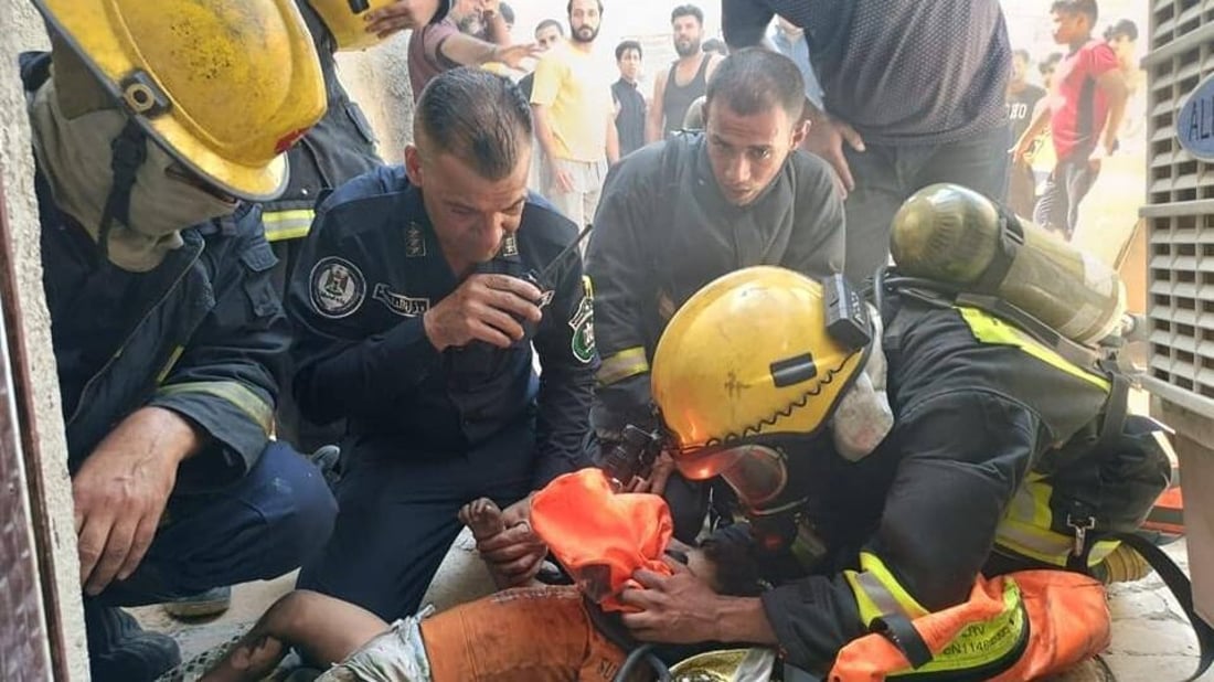 صور: طفل يفارق الحياة بين يدي الدفاع المدني بعد اندلاع حريق في منزل العائلة