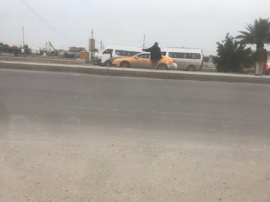 “أبو دشير” تخاطر يومياً بعبور “السريع” وتربك السيارات النازلة نحو الجنوب