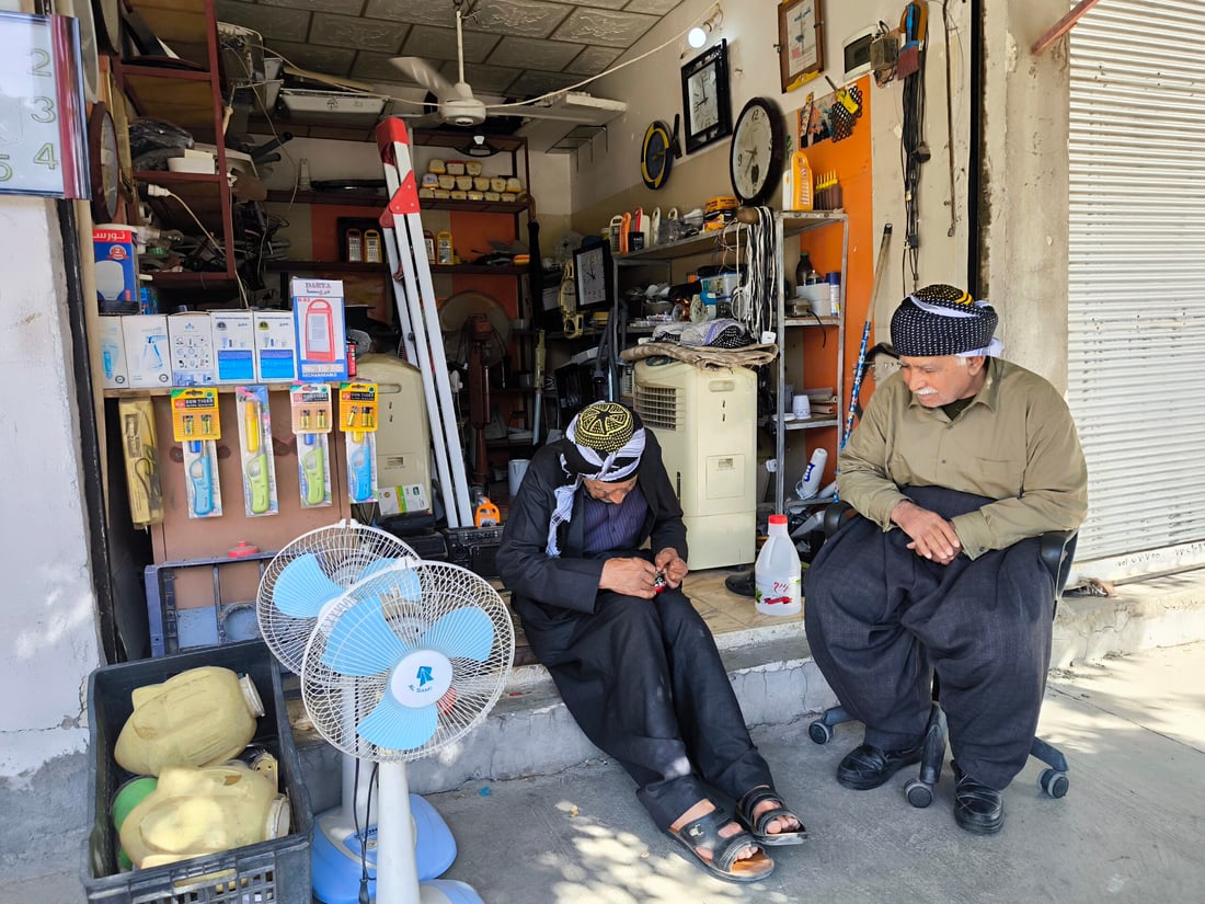 خوێندەواریی نییە و فێری چاککردنەوەی ئامێرە کارەباییەکان بووە 