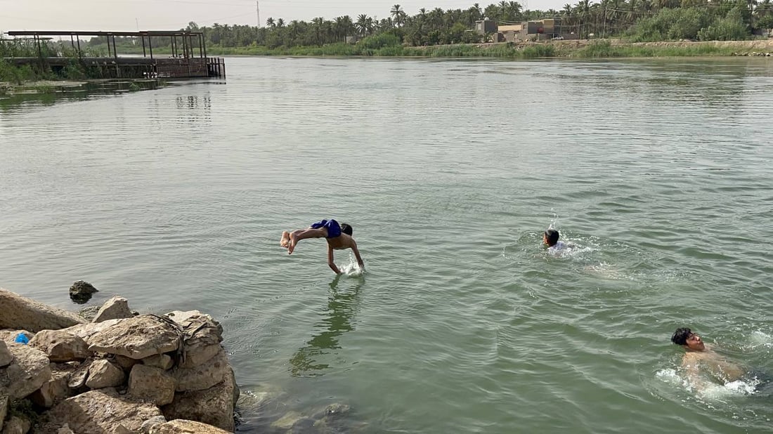 صور من ضفاف شط الكوفة: الشباب يحيّرون الشرطة.. يسبحون رغم 5 حالات غرق حتى الآن!