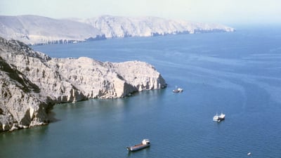 عضو مجلس الشورى: إيران تفكر بإغلاق مضيق هرمز جدياً