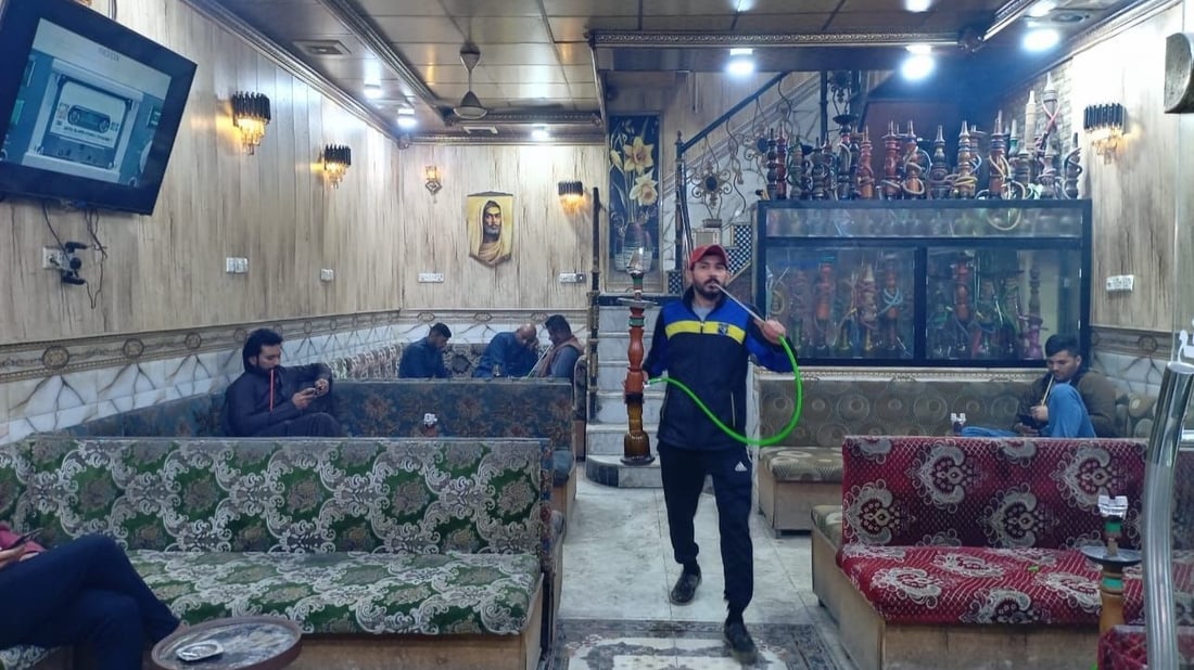 “عيطة” أشهر أسطة أراكيل في الزبير.. زبائنه تكفلوا بزواجه وأدمنوا خلطته! (صور)