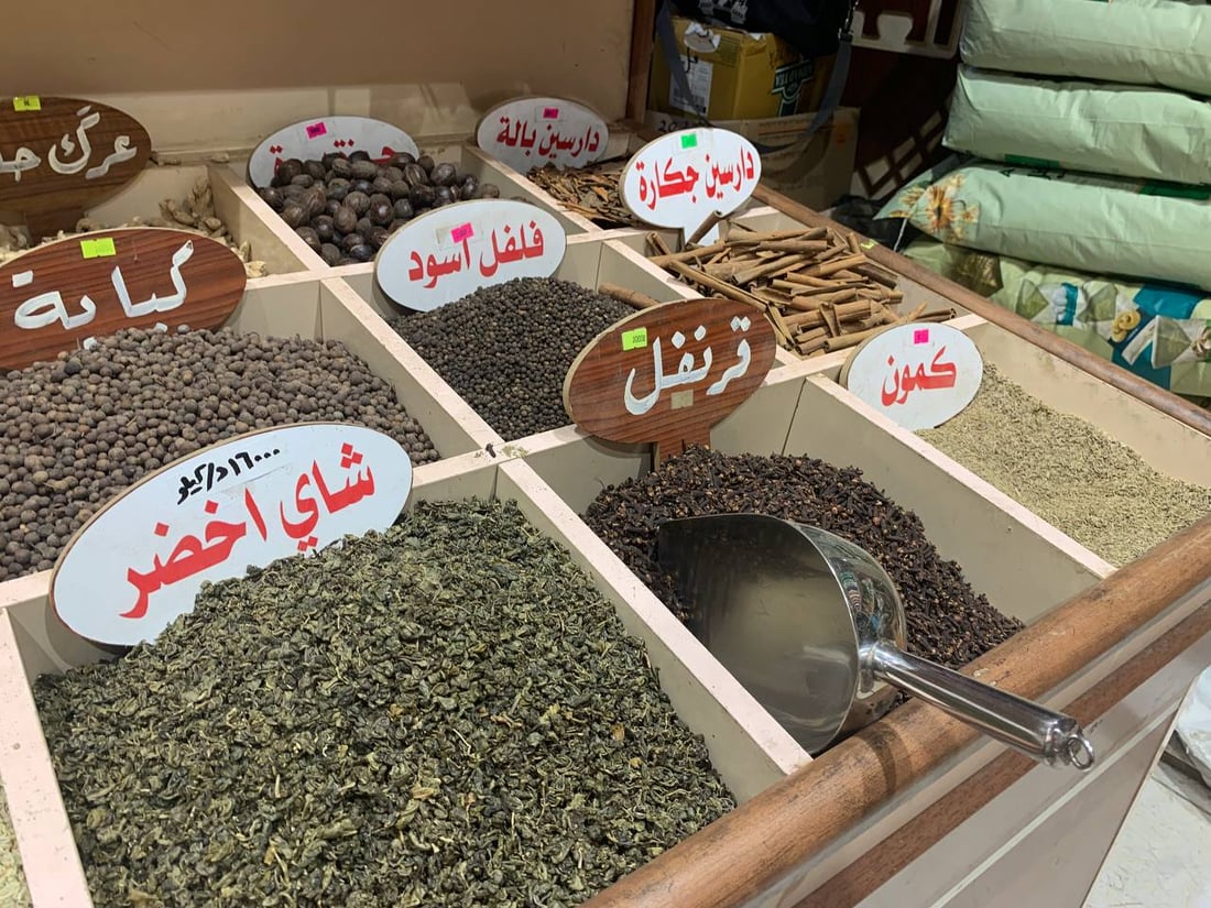 عطارو بغداد ينافسون الصيدليات بالعشب الرخيص.. وطبيب يحذر من الفشل الكلوي (صور)