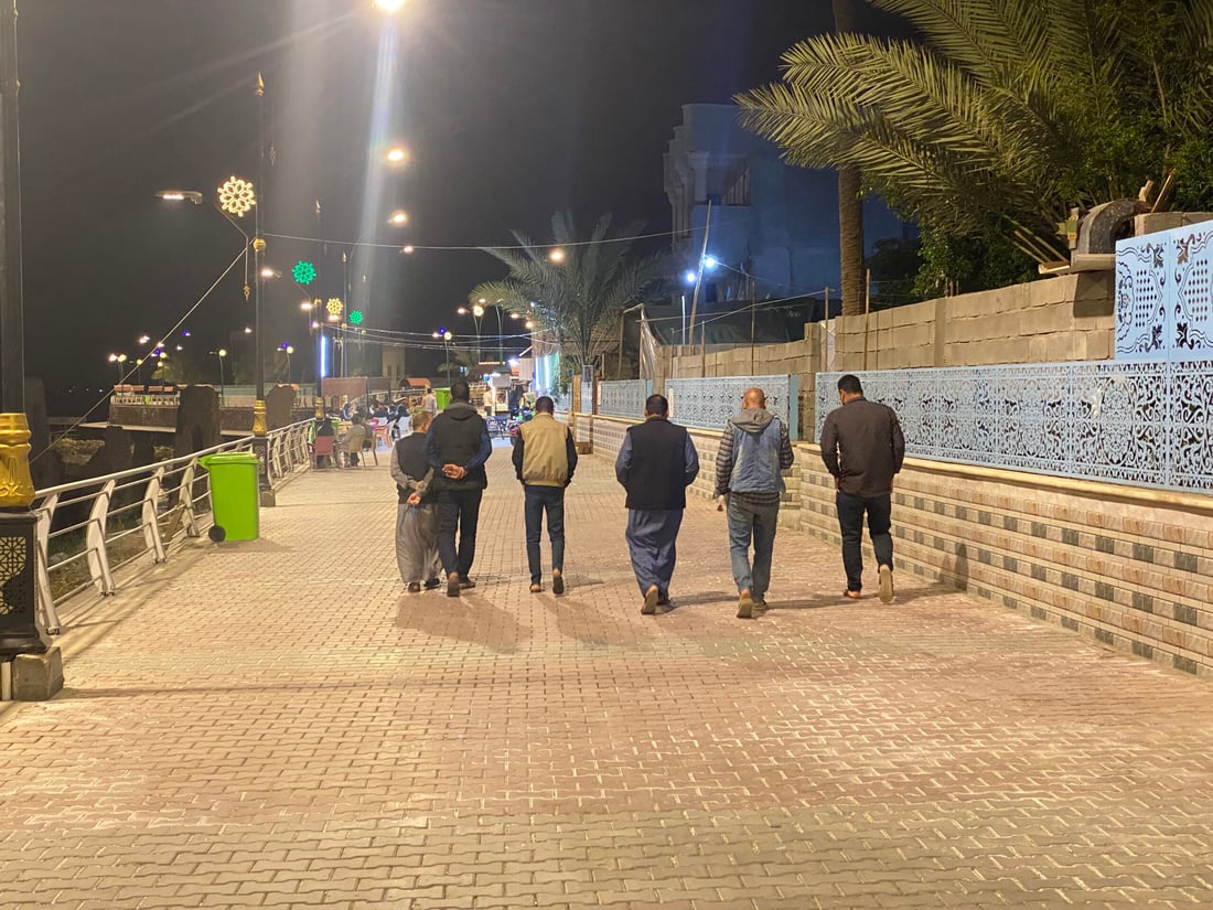 صور من هيت بعد التراويح.. الجميع إلى الكورنيش الهادئ والأركيلة بـ 2000