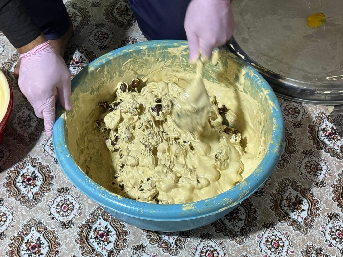 حلاوة البصريين في ليالي الشتاء.. “معسل” بخلطة خاصة من الدبس والتمر والكزبرة (صور)
