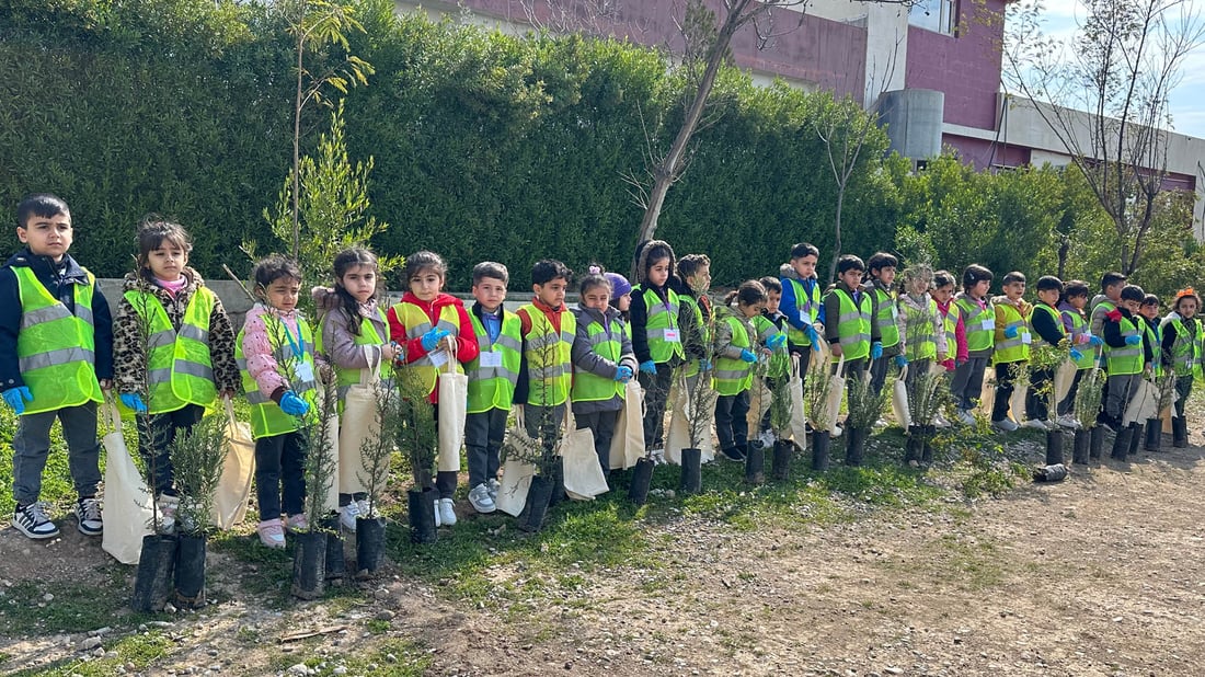 گەنجێک لە رۆژی لەدایکبوونی بە ئەندازەی ساڵەکانی تەمەنی نەمامی چاند