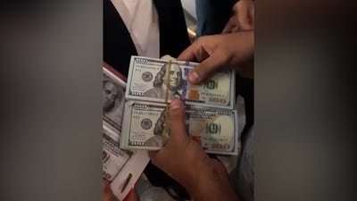 شاهد لحظة اعتقال معقبيّن طلبا 70 مليون دولار عمولةً لعقد تجهيز طحين (فيديو)