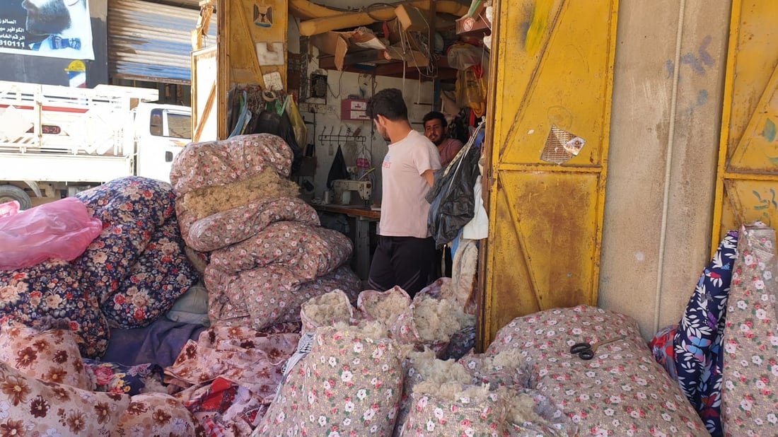 ندّاف ينافس المستورد بالقطن الطبيعي ويتعهد للزبون بـ”مخدة ألف ليلة وليلة” (صور)