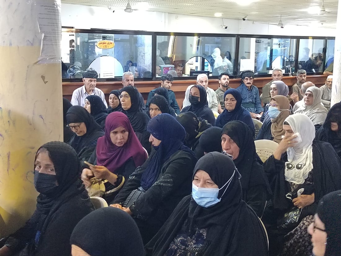 ازدحام في مصارف كردستان مع بدء صرف الوجبة الأولى من رواتب شهر أيار
