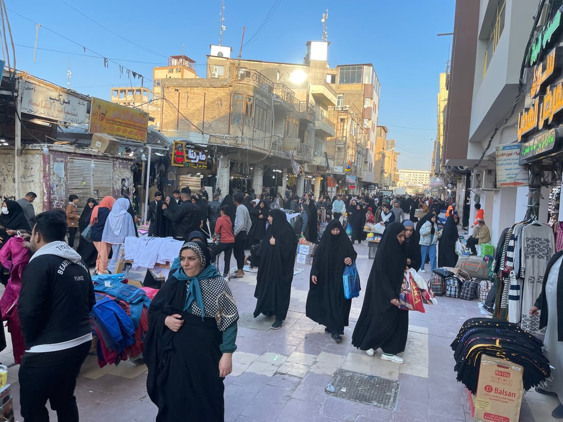 إنه أكثر مكان إثارة للمتاعب.. بلدية النجف في كر وفر مع بسطات شارع الصادق