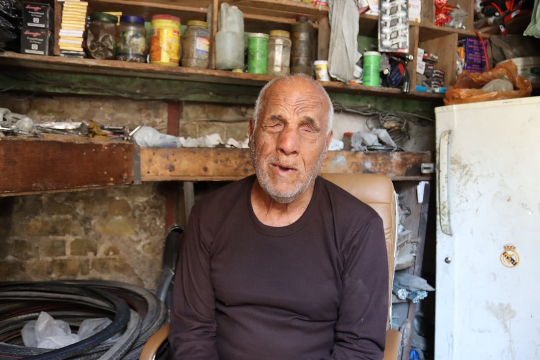 بغداد: العم “جاسم” يلهم الشبان أسرار تصليح “البايسكلات” وينعى نفسه (فيديو)