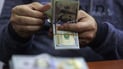 بانکی ناوەندی پێدانی دۆلاری بە نرخی فەرمی بۆ گەشتیاران سنووردارکرد