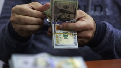 بانکی ناوەندی پێدانی دۆلاری بە نرخی فەرمی بۆ گەشتیاران سنووردارکرد