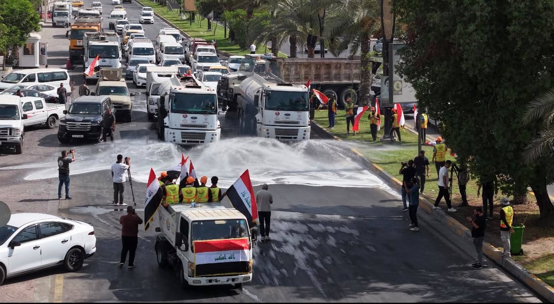 صهاريج تطلق الماء وأعلام وعمال فوقها.. بلدية الكرادة ترسم بهجة يوم السيادة