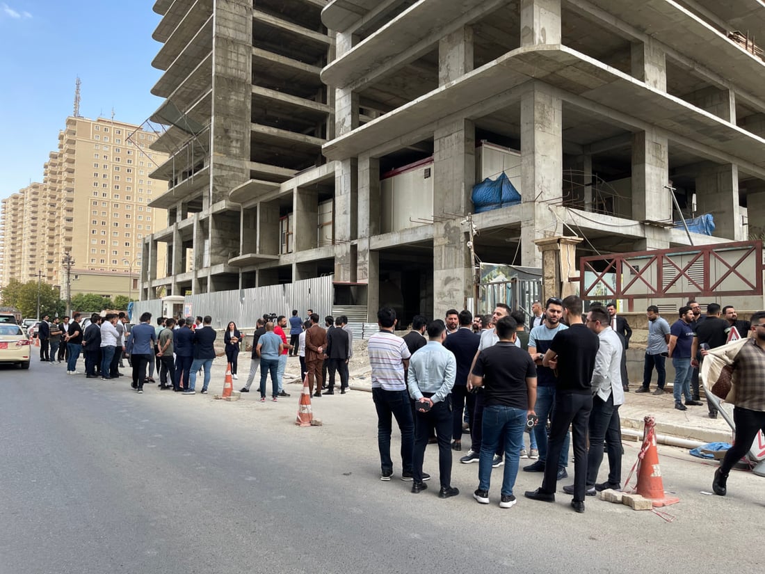 صور: مظاهرة في أرقى أحياء أربيل احتجاجاً على اختفاء العمال من “البرج الإنكليزي”