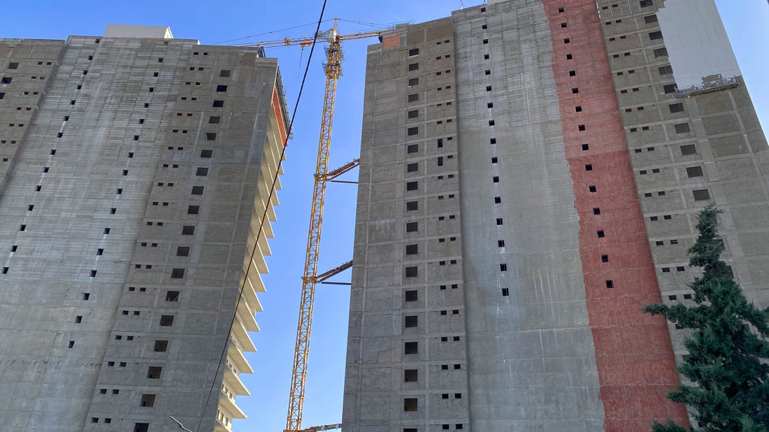 کرێکارێک لە مەسعەدێک کەوتە خوارەوە و گیانی لەدەستدا