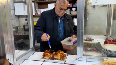 مَن لا يعرف دجاج “الكوشي” في الخالص؟.. دكان متواضع لكنه محبوب منذ السبعينات