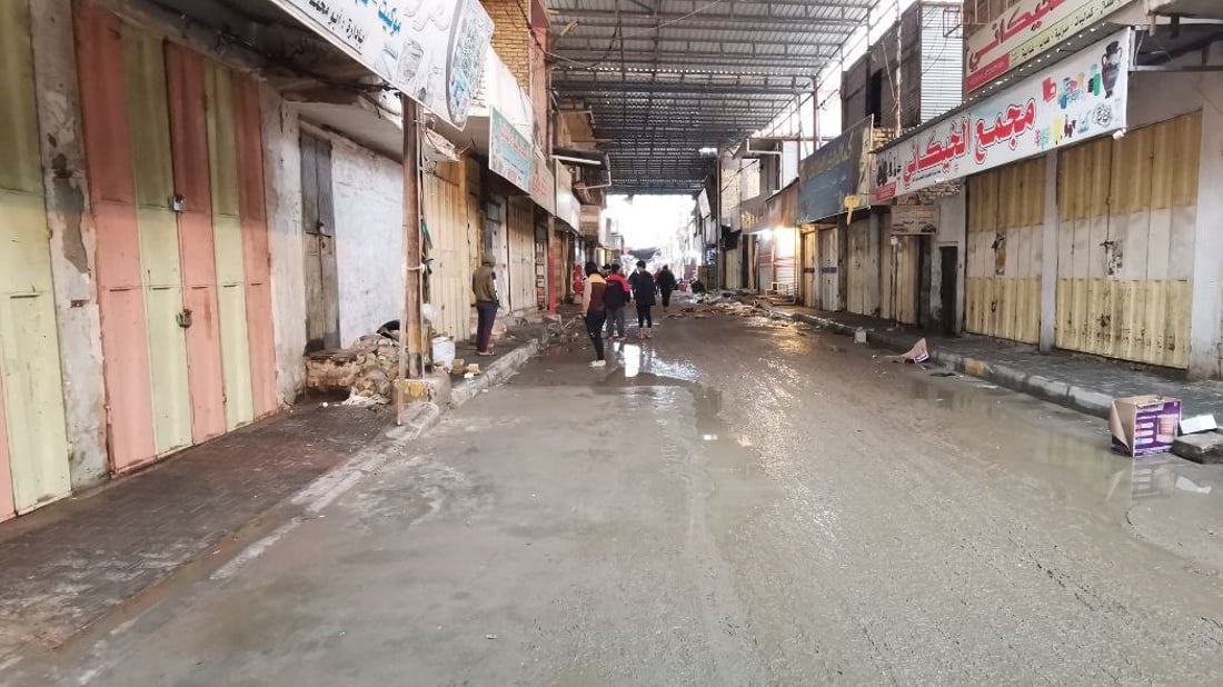 صور: الأمطار أغلقت سوق الديوانية الكبير.. الباعة قضوا يومهم حول عربات “اللبلبي”