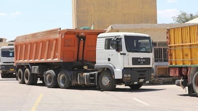 سێ بارهەڵگر بە 65 تۆن گەنمەوە گیران