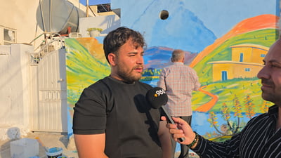 کوڕ و باوکێک بە هونەر نەهامەتییەکانی ژیان لەبیر دەکەن