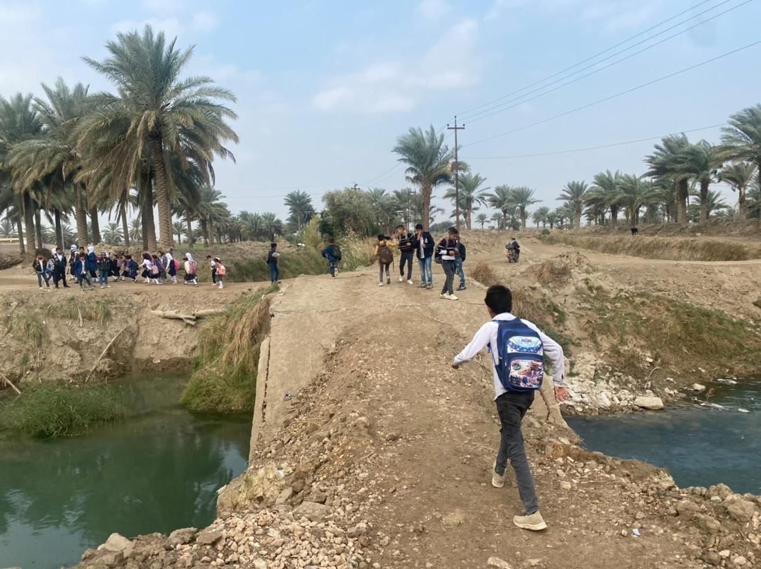 بابل: انهيار في جسر الخميسية يمنح 1600 طالب عطلة ويقطع المؤن (صور)