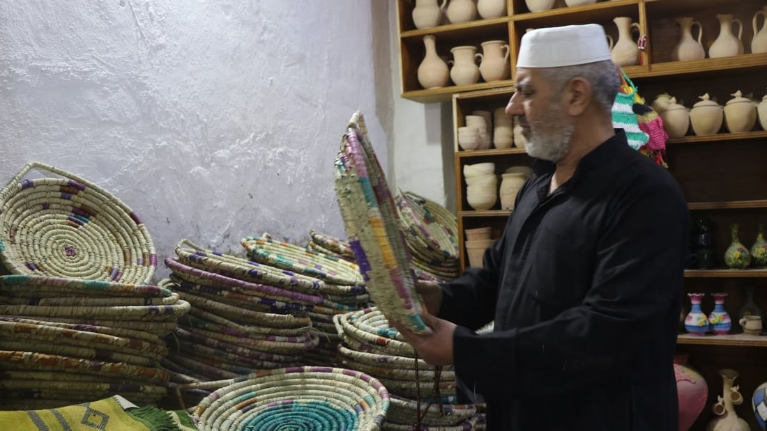 صانع الزنابيل والسلال في البصرة: لازلت أصنعها من السعف وأبيع أكثر في رمضان (صور)